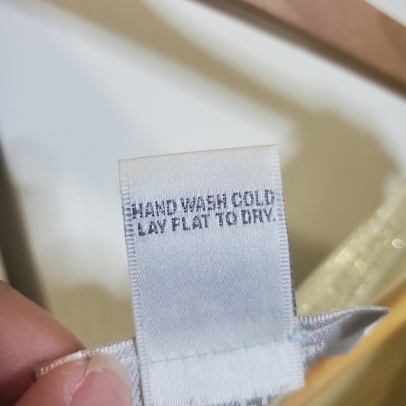 Vue Point XL  gold metallic sleeveless shirt - Picture 4 of 8